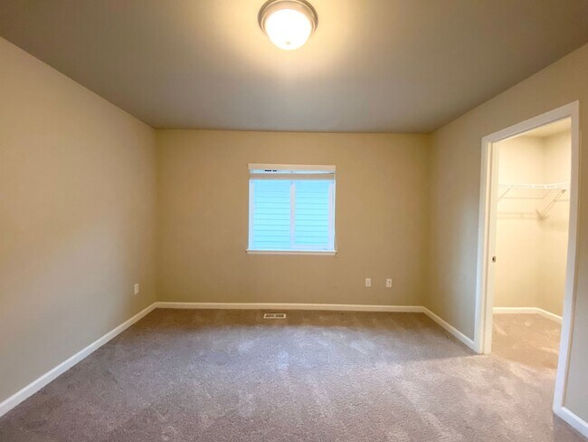 Building Photo - 3 bedroom, 2568 Sqft. home In Federal Way