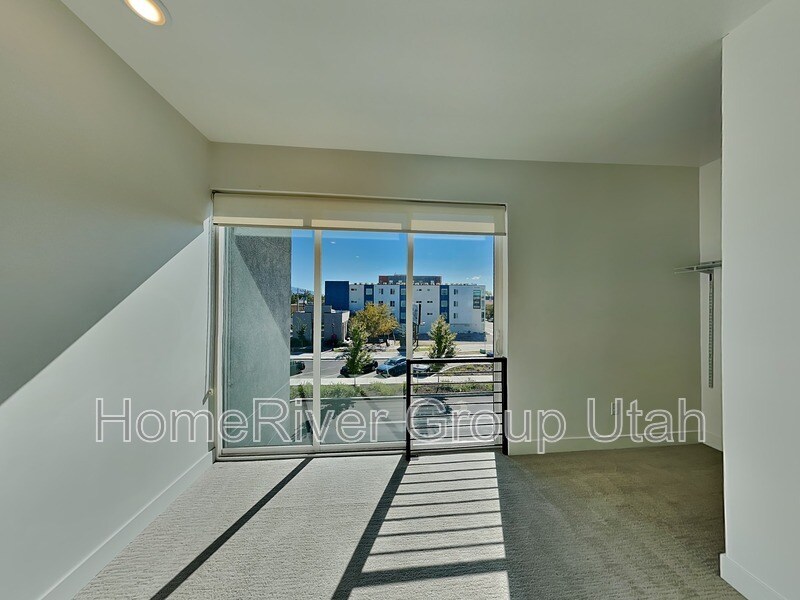 Building Photo - 877 S 200 W