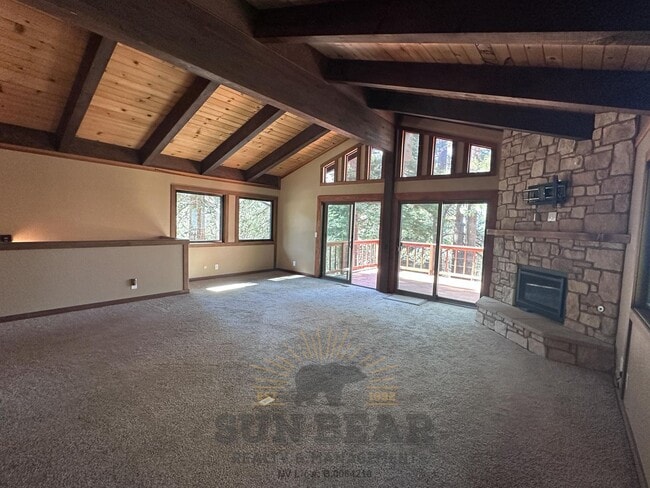 Building Photo - Spacious 3 Bed, 3.5 Bath Home - SNOW REMOV...