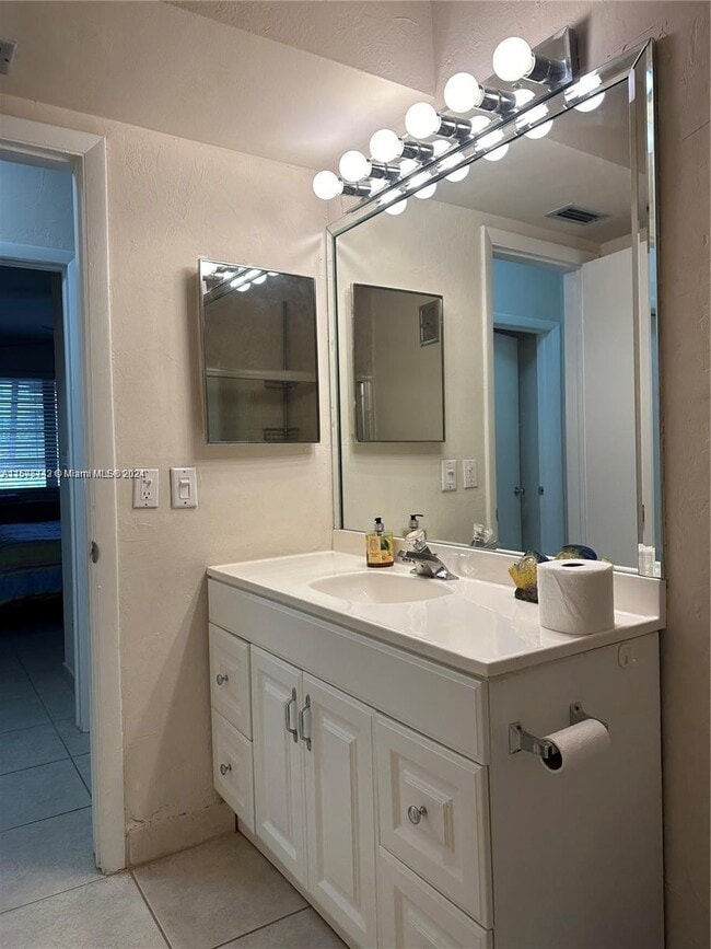 Building Photo - 9456 SW 77th Ave