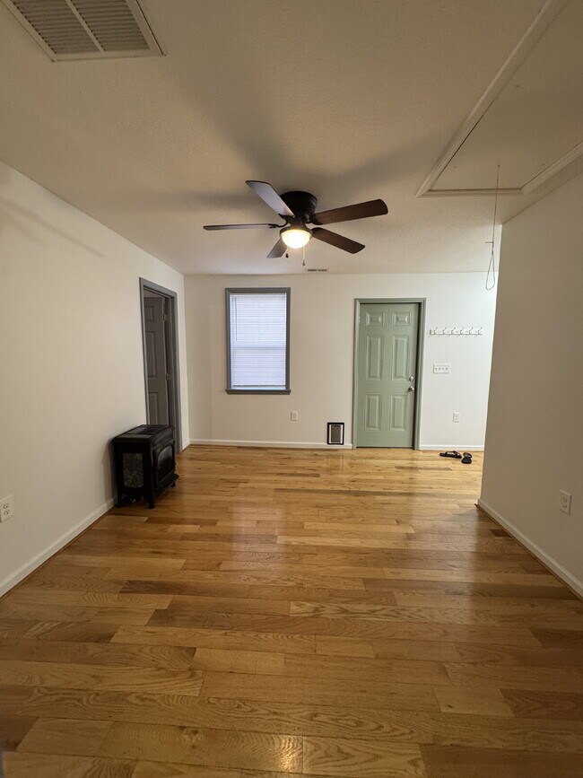 Building Photo - Fully renovated 2 bed/1 bath home with fenced front yard