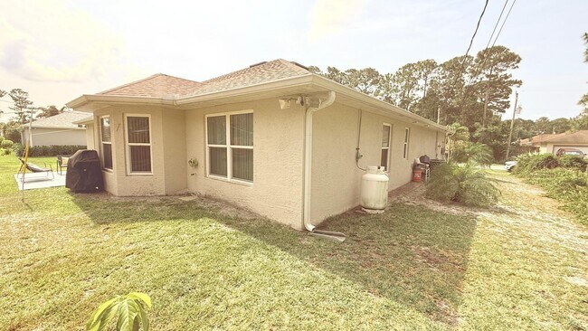 Building Photo - 1613 SW Whipple Ave