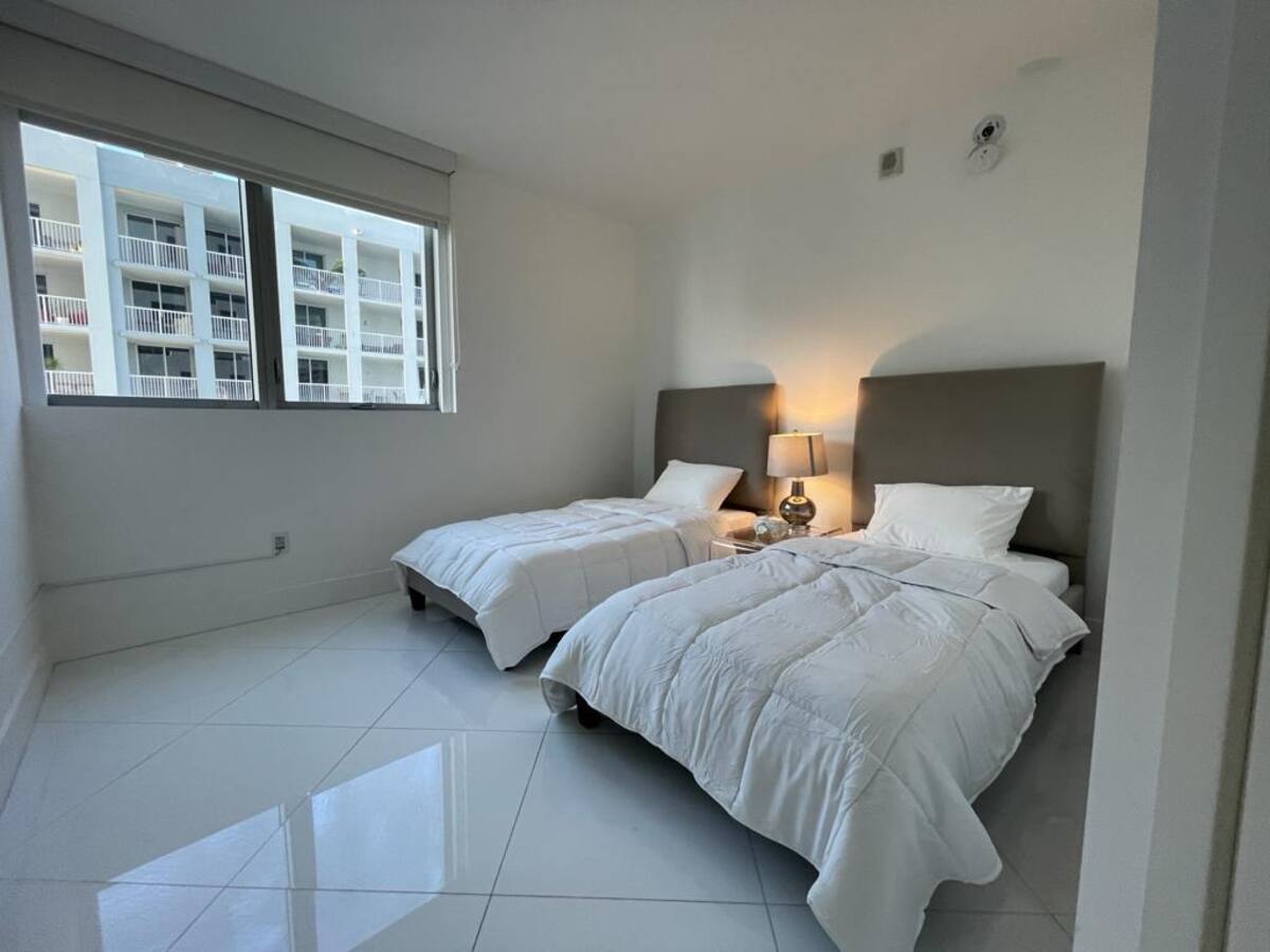 Building Photo - 1300 Brickell Bay Dr