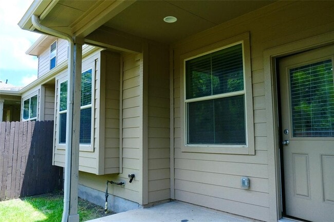 Building Photo - 2880 Donnell Dr