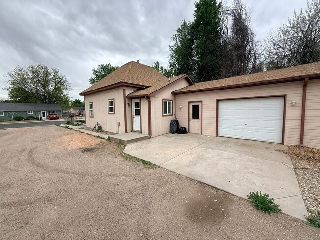 Building Photo - Updated 2-Bedroom Home with Oversized 1-Car Garage in Central Loveland