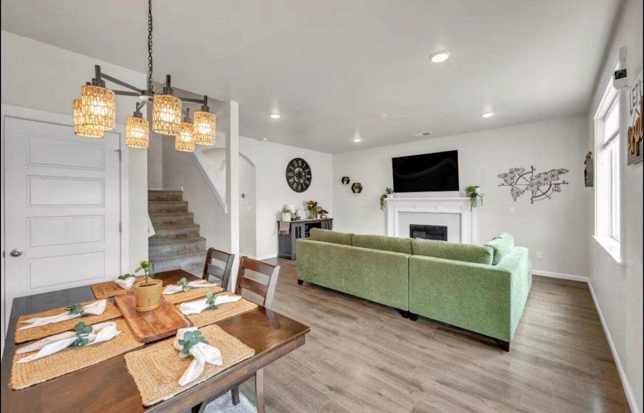 Building Photo - 16496 Pine Creek Dr