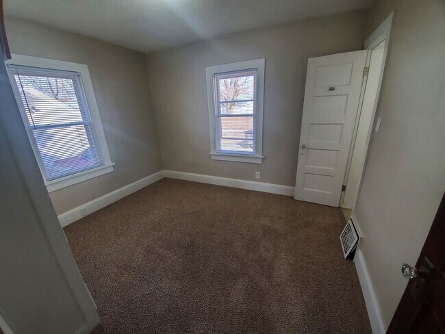 Building Photo - 2 bedroom, 1 bathroom with 1 car garage!