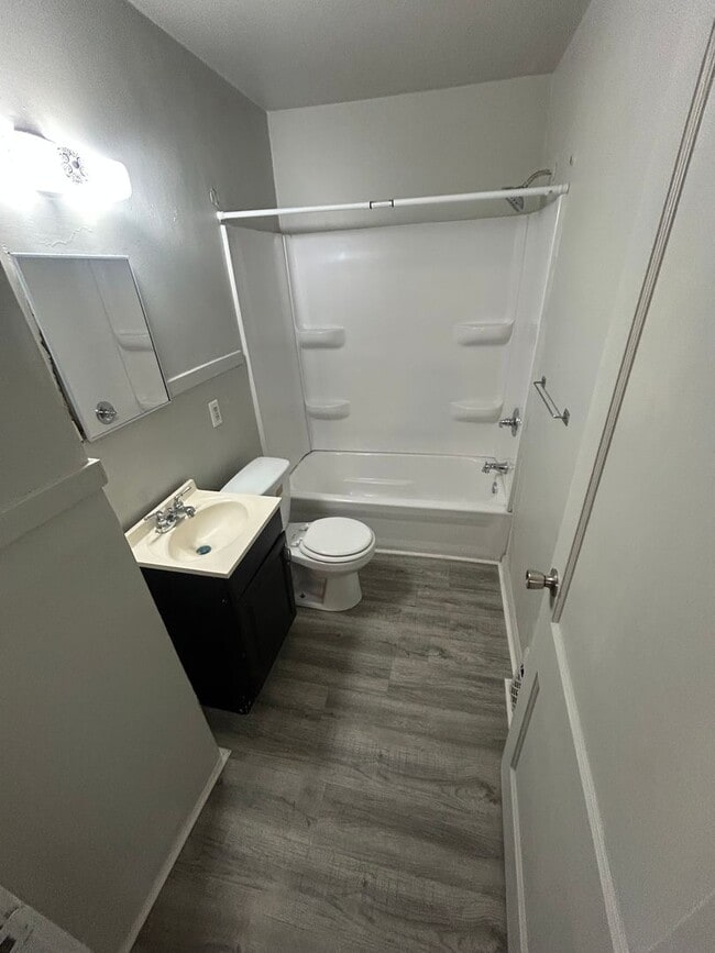 Building Photo - 841 Stanley Ave