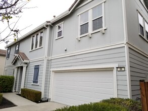 Building Photo - 3 BED 2.5 BATH IN PITTSBURG