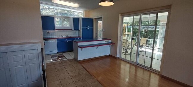 Building Photo - Awesome 3 Bedroom Holladay ground floor un...