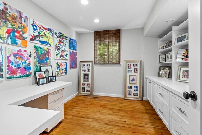 Building Photo - Stunning home located is sought after Northgate!