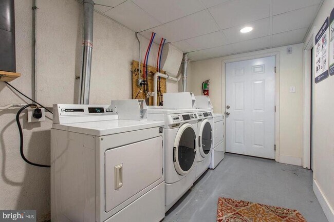 Building Photo - 922 S 49th St
