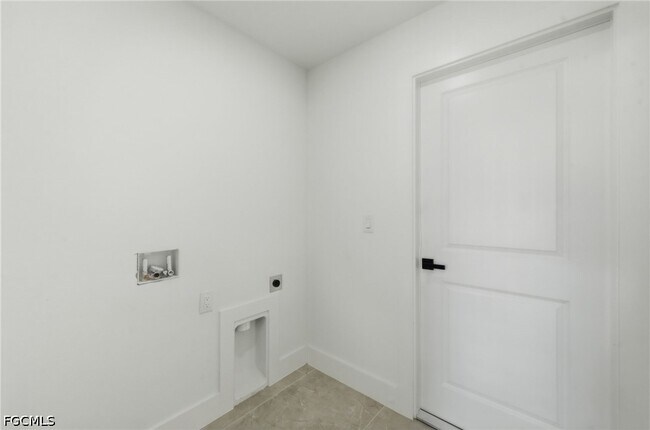 Building Photo - 2105 NE 1st Ave