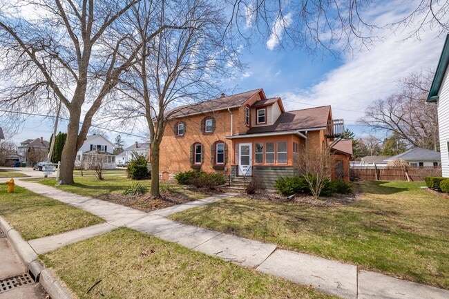 Building Photo - 476 Linden St