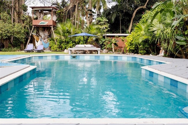 Building Photo - 750 NE 120th St