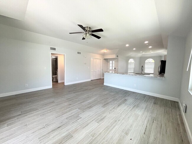 Building Photo - 1324 SE 6th Ave