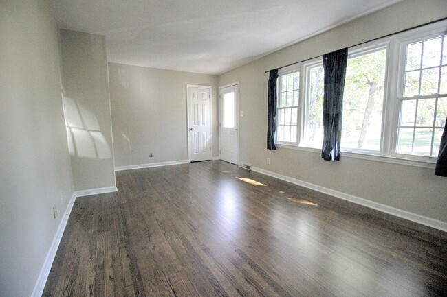 Building Photo - Super Southwest Durham home with fenced in...
