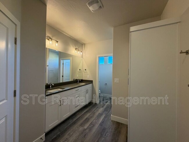 Building Photo - 1010 S 4380 W