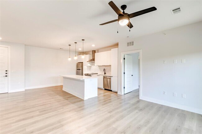 Building Photo - 2500 Longview St