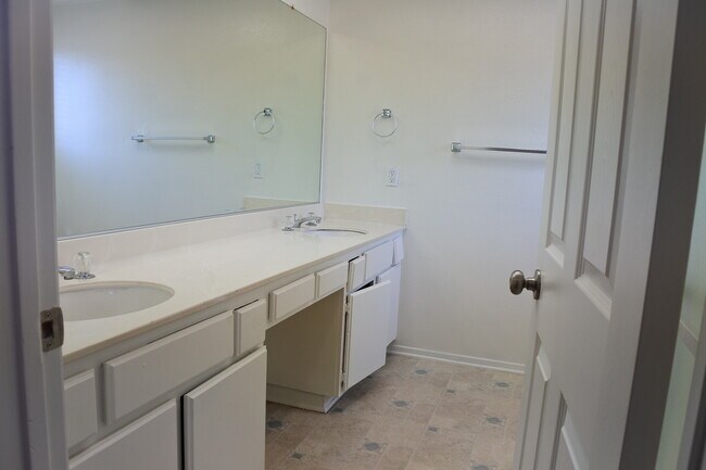Building Photo - New Listing!