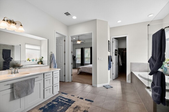 Building Photo - GATED COMMUNITY - 3 BEDROOM