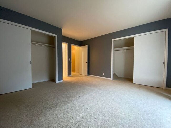 Building Photo - Large 2 Bed 2.5 Bath Apt in Green Hills - ...