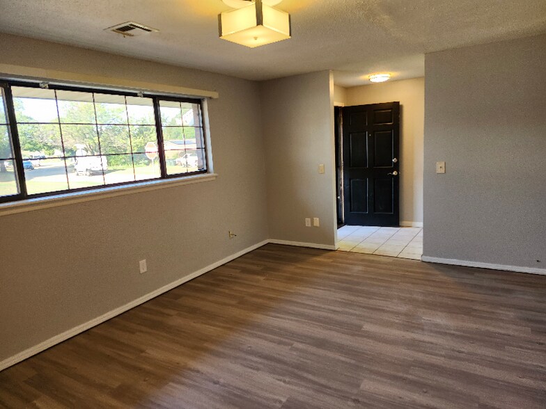 Building Photo - 3112 Chetwood Dr