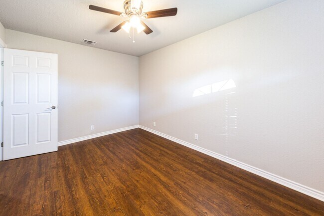 Building Photo - BEAUTIFULLY RENOVATED ONE STORY HOME IN A ...