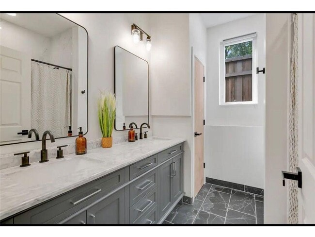 Building Photo - 3310 Lyndale Ave S