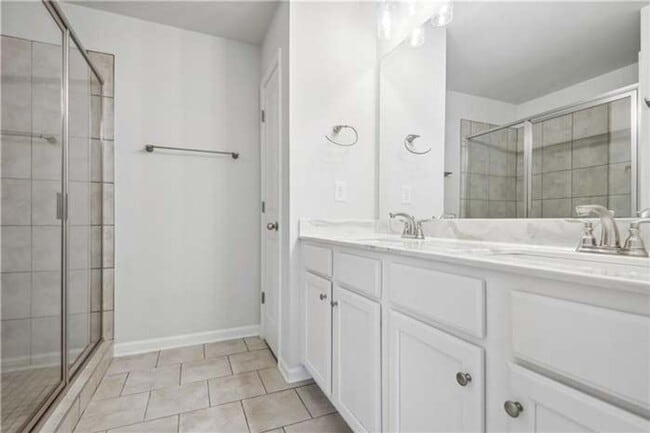 Building Photo - 4 Bedroom Townhome in Kennesaw