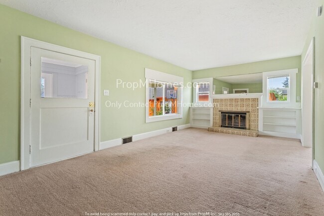 Building Photo - Charming Three Bedroom Home in Hazelwood!