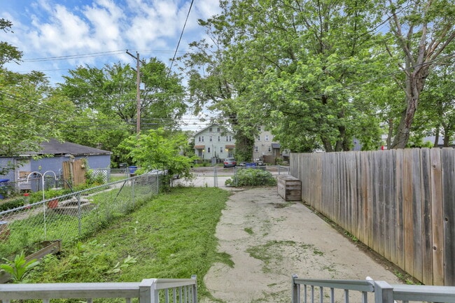 Building Photo - 1349 N 6th St