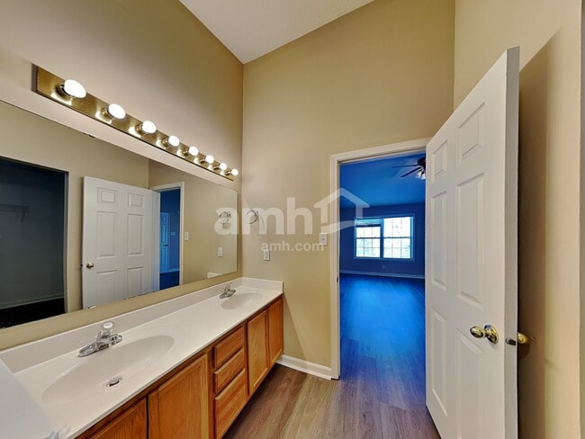 Building Photo - 5745 Turnbull Ct