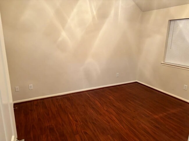 Building Photo - 123 Cove Cir