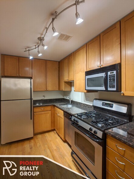 Building Photo - 643 W Wrightwood Ave