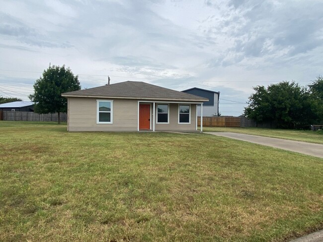 Building Photo - Cozy Home on large lot