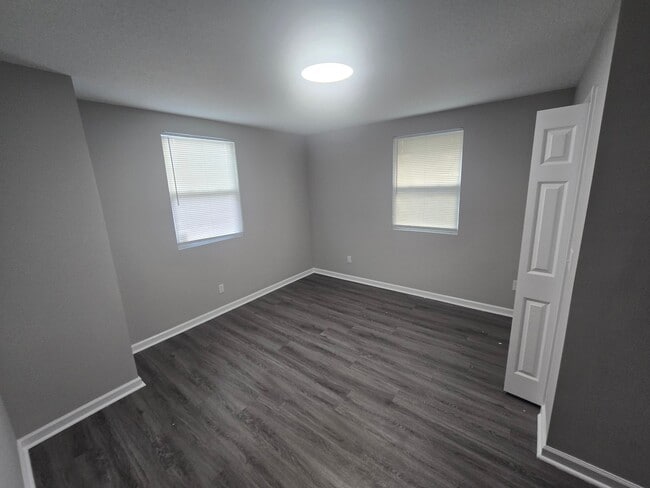 Building Photo - 9762 Bayview Ave