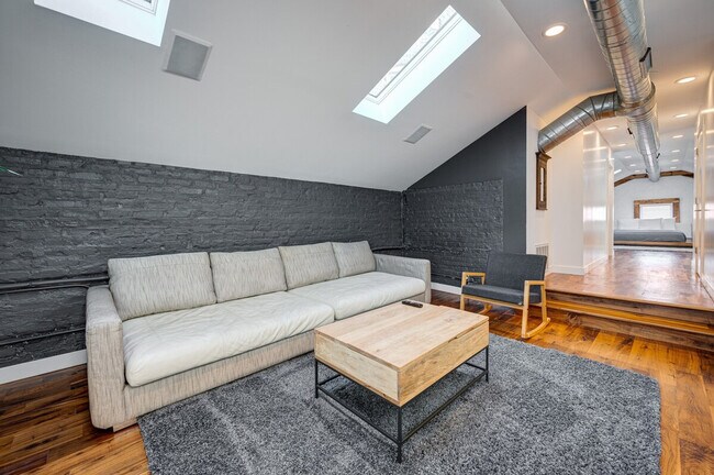 Building Photo - 1519 W Superior St