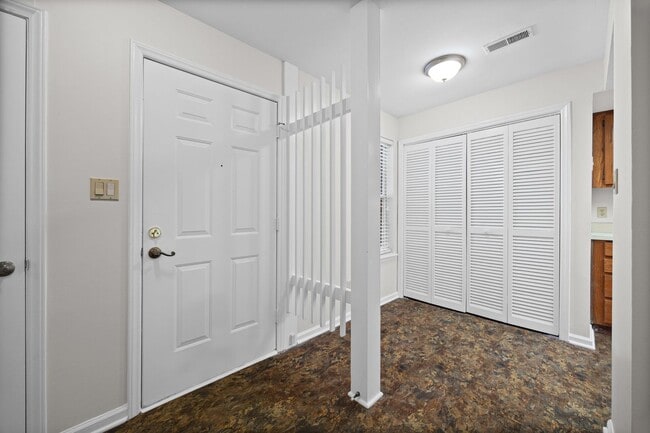 Building Photo - Light and bright 2-primary suite, 2-bath condo in Firethorne of Charlotte.