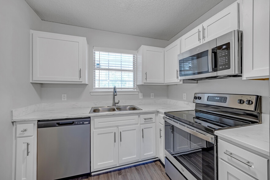 Building Photo - Lakeview Oaks