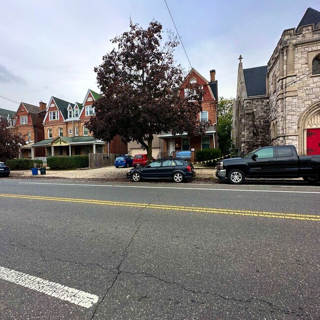Building Photo - Renovated 2 Bedroom Apartment in Squirrel Hill, Philadelphia, PA | In-Unit Laundry, Central Air &...
