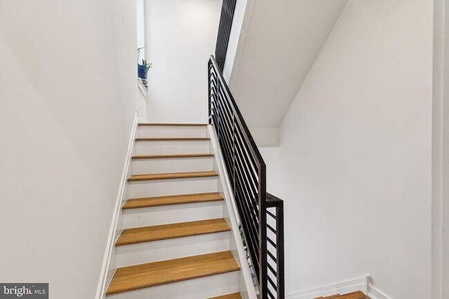 Building Photo - 1341 S Hicks St