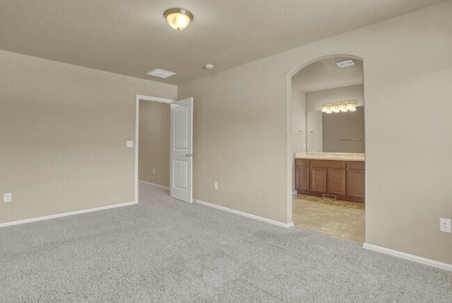 Building Photo - Move-In Ready Townhome | $1,000 Off First ...