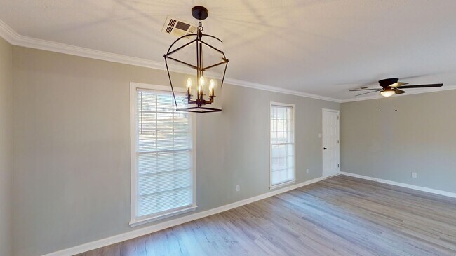 Building Photo - 4 Bed/2 Bath in Daniel Pratt School District