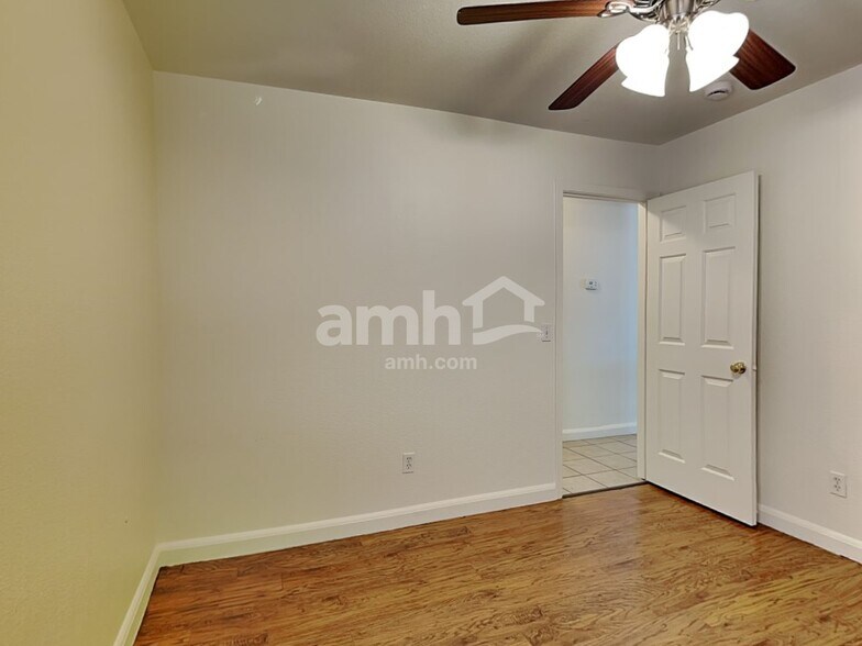 Building Photo - 2444 E Gleneagle Dr