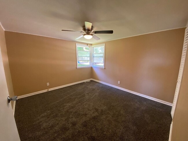 Building Photo - Cozy Silvis Home With Huge Fenced Yard and Attached Garage!