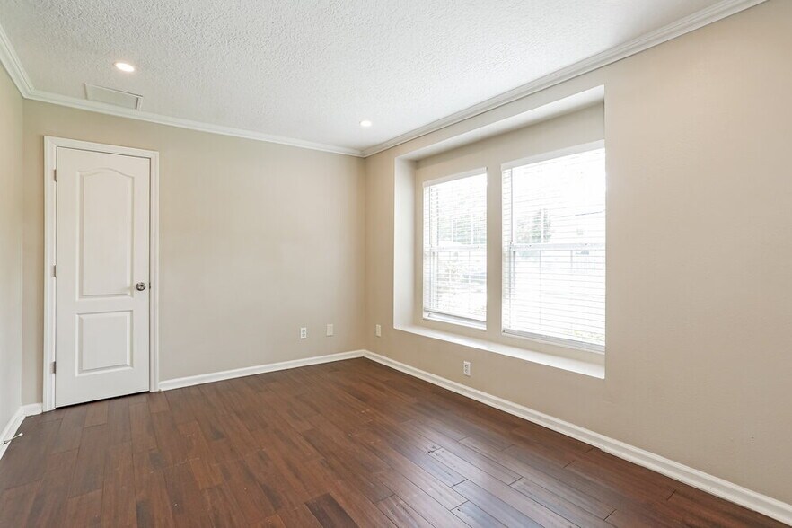 Building Photo - 7068 Beekman Lake Dr