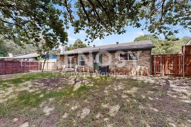 Building Photo - Completely Refreshed Arlington Home