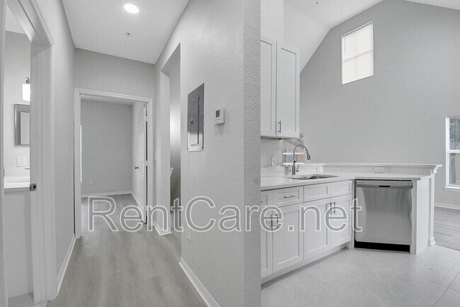 Building Photo - 6005 Westgate Dr