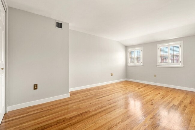 Building Photo - 442 Main St